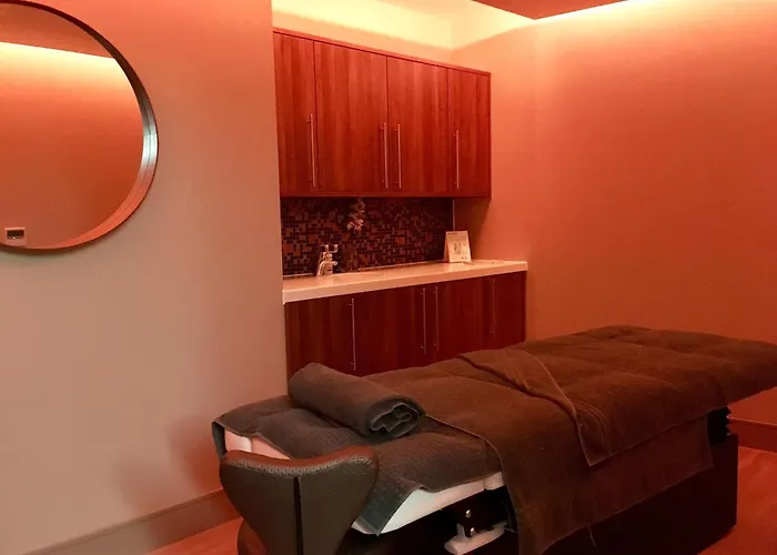 Spacious Primrose Lodge For 6 With Hot Tub At A Spa Resort